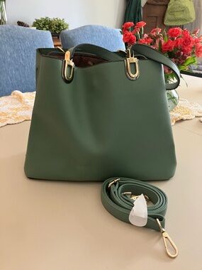 Source Unknown Green Tote Bag with Gold Hardware